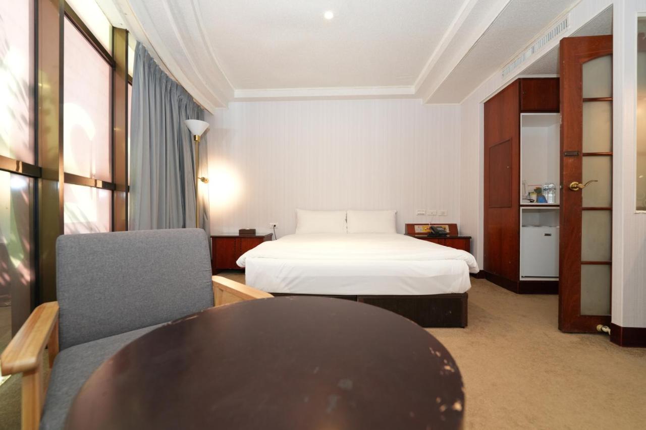 Meworld Hotel - Sanchong تايبيه المظهر الخارجي الصورة